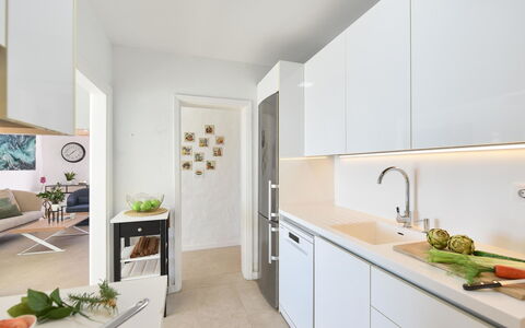 El Veril: Kitchen, Countertop, Kitchen Appliance, Interior Design, Flooring, Major Appliance, Cabinetry, Wood, Sink, Furniture