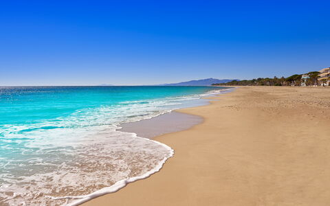 Tomas de Victoria: Blue, Water, Body Of Water, Beach, Coast, Sea, Coastal And Oceanic Landforms, Horizon, Shore