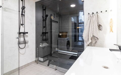 Soutaja Lodge: Flooring, Plumbing Fixture, Interior Design, Floor, Bathroom, Plumbing, Ceiling, Tile, Tap, Room