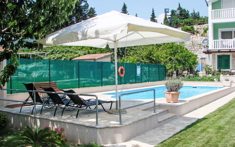 Solo: Shrub, Residential Area, Home, Estate, Garden, Lawn, Landscaping, Yard, Mansion, Villa
