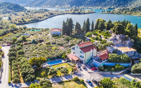 Solo: Shrub, Residential Area, Home, Estate, Garden, Lawn, Landscaping, Yard, Mansion, Villa