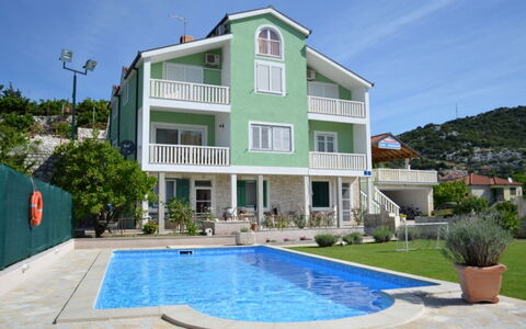Solo: Shrub, Residential Area, Home, Estate, Garden, Lawn, Landscaping, Yard, Mansion, Villa