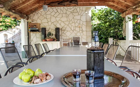 Solo: Shrub, Residential Area, Home, Estate, Garden, Lawn, Landscaping, Yard, Mansion, Villa