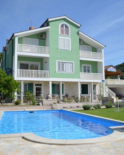 Solo: Shrub, Residential Area, Home, Estate, Garden, Lawn, Landscaping, Yard, Mansion, Villa