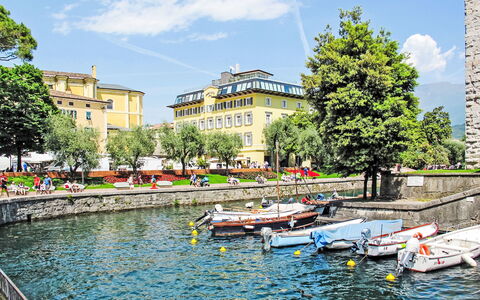 Livia: Water, Body Of Water, Waterway, City, Summer, Town, Bank, Channel, Lake, Coastal And Oceanic Landforms