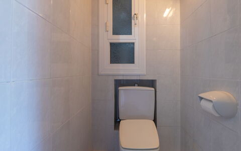 Delfines: Toilet Seat, Toilet, Bathroom, Wall, Plumbing Fixture, Flooring, Interior Design, Floor, Plumbing, Tile