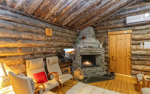 Äkästupa: Wood, Ceiling, Cottage, Log Cabin, Hardwood, Room, Wood Stain, Natural Material, Beam, Attic