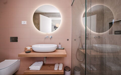 Vonskari: Wall, Bathroom, Interior Design, Bathroom Sink, Plumbing Fixture, Flooring, Floor, Sink, Mirror, Plumbing