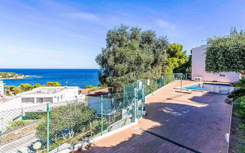 Salina: Shade, Apartment, Balcony, Landscaping, Yard, Outdoor Furniture, Villa