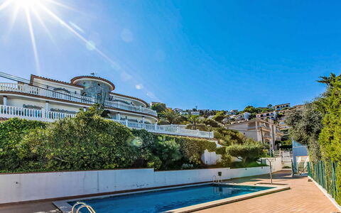 Salina: Shade, Apartment, Balcony, Landscaping, Yard, Outdoor Furniture, Villa