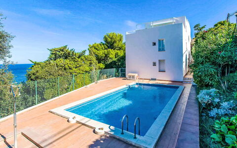 Salina: Shade, Apartment, Balcony, Landscaping, Yard, Outdoor Furniture, Villa