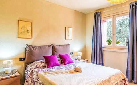 Micuzzo: Bed, Furniture, Bedroom, Interior Design, Bed Sheet, Bedding, Linens, Wood, Room, Floor