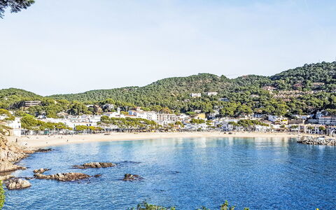 Urban Plaza Palafrugell: Water, Body Of Water, Coast, Mountainous Landforms, Beach, Coastal And Oceanic Landforms, Horizon, Mountain, Shore, Summer