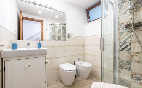 Casetta nel Blu: Flooring, Bathroom, Plumbing Fixture, Floor, Interior Design, Sink, Tap, Bathroom Sink, Toilet, Plumbing
