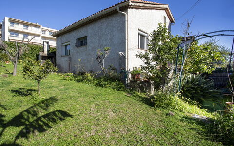 Maison Valensole: Shrub, Residential Area, Home, House, Garden, Cottage, Backyard, Yard, Landscaping