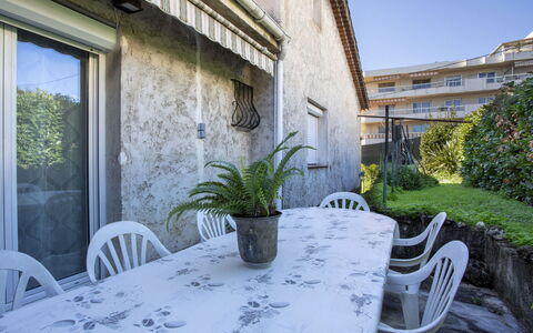 Maison Valensole: Outdoor Furniture, Shade, Flowerpot, Garden, Chair, Balcony, Houseplant, Concrete, Yard, Outdoor Table