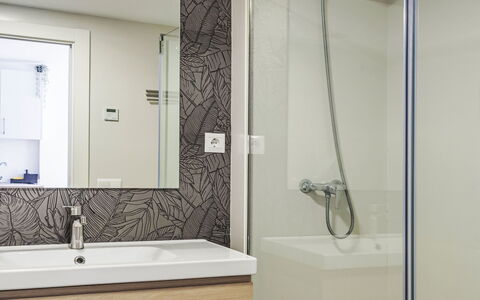 Camino del Río - Caminito del Rey: Bathroom, Bathroom Sink, Plumbing Fixture, Interior Design, Mirror, Wall, Flooring, Sink, Bathroom Cabinet, Floor