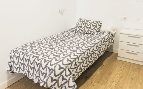 Camino del Río - Caminito del Rey: Bed, Bedroom, Flooring, Floor, Bed Sheet, Bedding, Interior Design, Wood, Furniture, Linens
