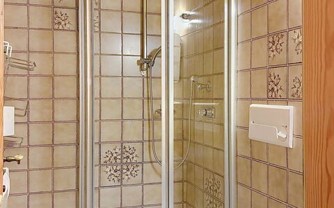 Sankt Michael im Lungau 100: Flooring, Bathroom, Interior Design, Floor, Plumbing Fixture, Room, Plumbing, Ceiling, Shower, Tile