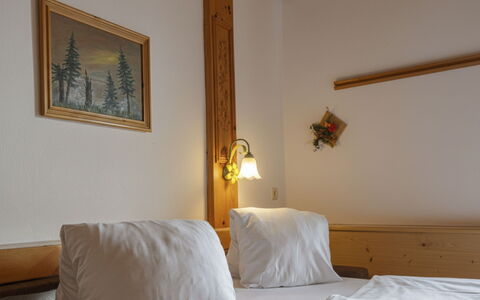 Sankt Michael im Lungau 100: Wood, Ceiling, Room, Hardwood, Wood Stain, Bed Frame, Lamp, Varnish, Light Fixture, Bed