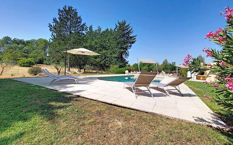 La Maisonnette: Garden, Swimming Pool, Shade, Lawn, Landscaping, Backyard, Yard, Resort, Flagstone