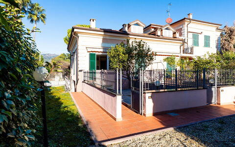 Casa Dany: Residential Area, Home, Balcony, Suburb, Hacienda, Estate, Villa, Fence, Porch, Houseplant