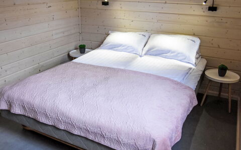 Rewal 200: Wood, Flooring, Bedroom, Floor, Bed, Furniture, Interior Design, Bed Sheet, Bedding, Linens