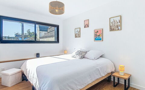 Ty Béthanie: Bed, Furniture, Interior Design, Bedroom, Bedding, Flooring, Bed Sheet, Floor, Wall, Wood