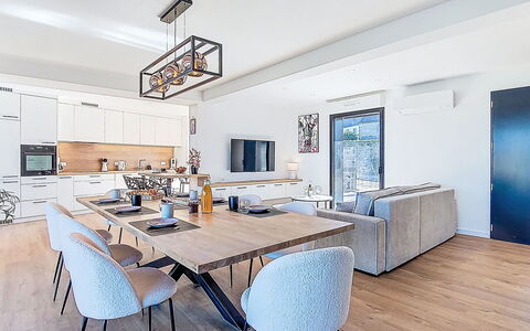 Ty Béthanie: Furniture, Interior Design, Flooring, Floor, Chair, Table, Wood, Ceiling, Kitchen & Dining Room Table, Dining Room