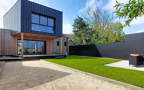 Ty Béthanie: Home, Siding, Garden, Concrete, Lawn, Shade, Yard, Landscaping, Design, Artificial Turf