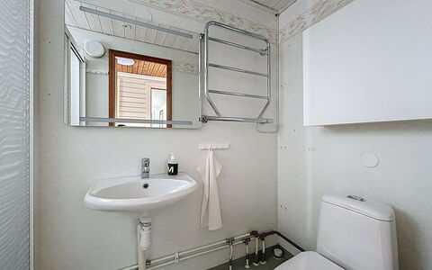 Solgläntan: Plumbing Fixture, Bathroom, Bathroom Sink, Flooring, Sink, Floor, Interior Design, Tap, Plumbing, Toilet