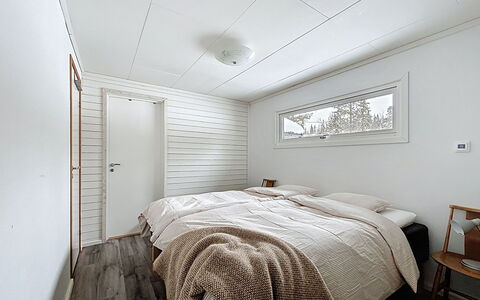 Solgläntan: Flooring, Wood, Interior Design, Ceiling, Floor, Bedroom, Bed Sheet, Bed, Wood Flooring, Bedding