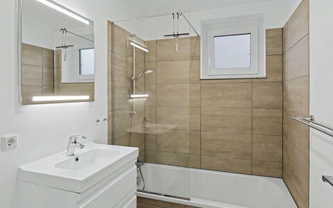 Haus Kiebitz (197): Bathroom, Flooring, Plumbing Fixture, Floor, Interior Design, Bathtub, Plumbing, Tap, Sink, Bathroom Cabinet