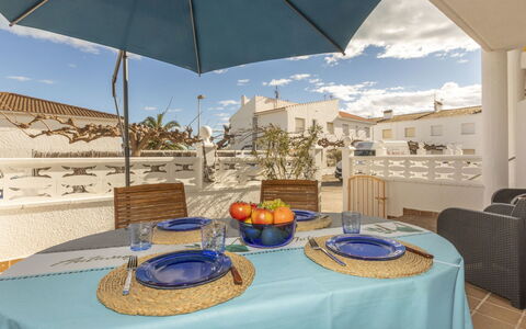 Puntalito: Furniture, Chair, Outdoor Furniture, Outdoor Table, Kitchen & Dining Room Table, Flowerpot, Houseplant, Patio, Balcony, Shade