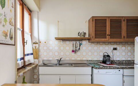 Oleandro: Kitchen, Interior Design, Wood, Flooring, Countertop, Kitchen Appliance, Floor, Major Appliance, Room, Cabinetry