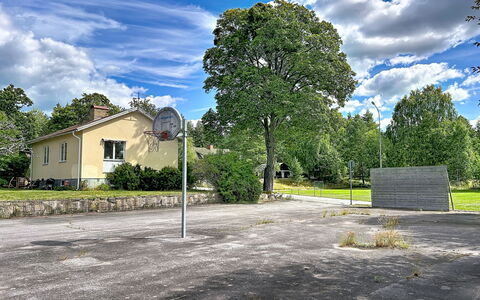 Skolhuset: Tree, Grass, Road Surface, Public Space, Asphalt, Land Lot, Pole, Driveway, Shade