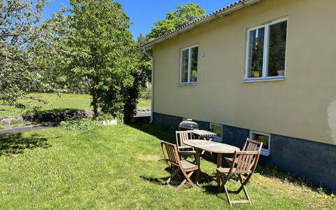 Skolhuset: Grass, Shrub, House, Cottage, Land Lot, Garden, Lawn, Home, Groundcover