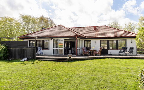 Villshärad: Building, House, Roof, Home, Residential Area, Cottage, Estate, Lawn, Farmhouse, Shade