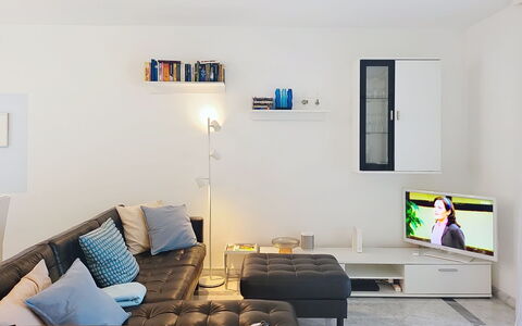 Apt. Hermosa: Furniture, Interior Design, Couch, Wall, Living Room, Flooring, Room, Table, Floor, Home