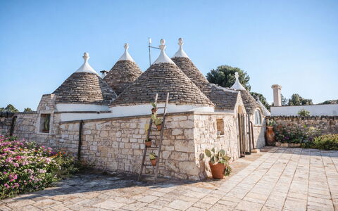 Trulli al Verde Viburno: Dome, Dome, Flagstone