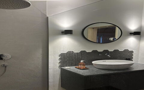 Baren Penthouse: Wall, Light Fixture, Interior Design, Plumbing Fixture, Flooring, Mirror, Lighting, Ceiling, Floor, Bathroom