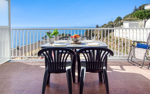 Blaumar: Balcony, Apartment, Fence, Porch, Resort, Baluster, Eco Hotel, Houseplant, Hotel