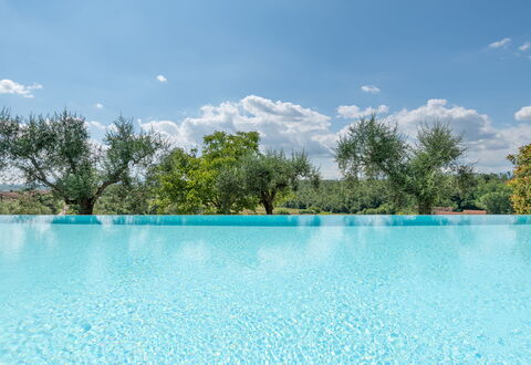 Agriturismo le Due Querce: Blue, Swimming Pool, Composite Material, Resort, Water Feature, Reflection, Outdoor Furniture, Eco Hotel, Hotel, Tile