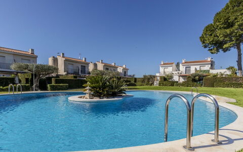 Ca la Flama: Estate, Resort, Hacienda, Swimming Pool, Mansion, Villa, Landscaping, Hedge, Eco Hotel