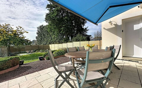 Briasel: Furniture, Outdoor Furniture, Table, Chair, Outdoor Table, Garden, Kitchen & Dining Room Table, Patio, Restaurant, Flowerpot