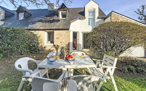 Clos de Kerallan: Furniture, Outdoor Furniture, Table, Chair, Outdoor Table, Garden, Kitchen & Dining Room Table, Patio, Restaurant, Flowerpot