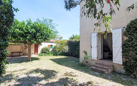 Résidence les Figuiers Fleurs: Shrub, Garden, Door, Backyard, Shade, Yard, Estate, Landscaping, Lawn, Driveway