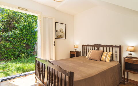 Résidence les Figuiers Fleurs: Furniture, Bed, Interior Design, Bedroom, Bedding, Floor, Wall, Flooring, Bed Sheet, Wood