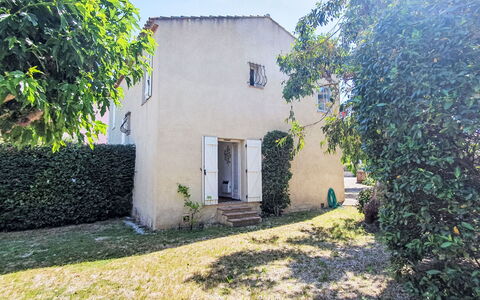 Résidence les Figuiers Fleurs: Wall, Branch, Shrub, House, Residential Area, Home, Cottage, Garden, Estate