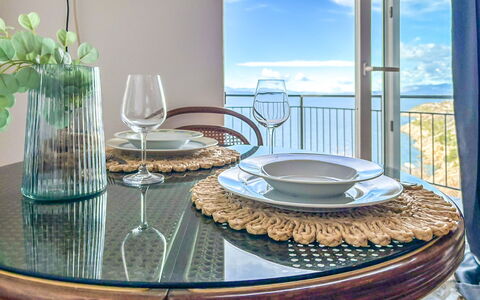 Sea&Mount: Furniture, Table, Tableware, Interior Design, Serveware, Dining Room, Glass, Dishware, Kitchen & Dining Room Table, Plate